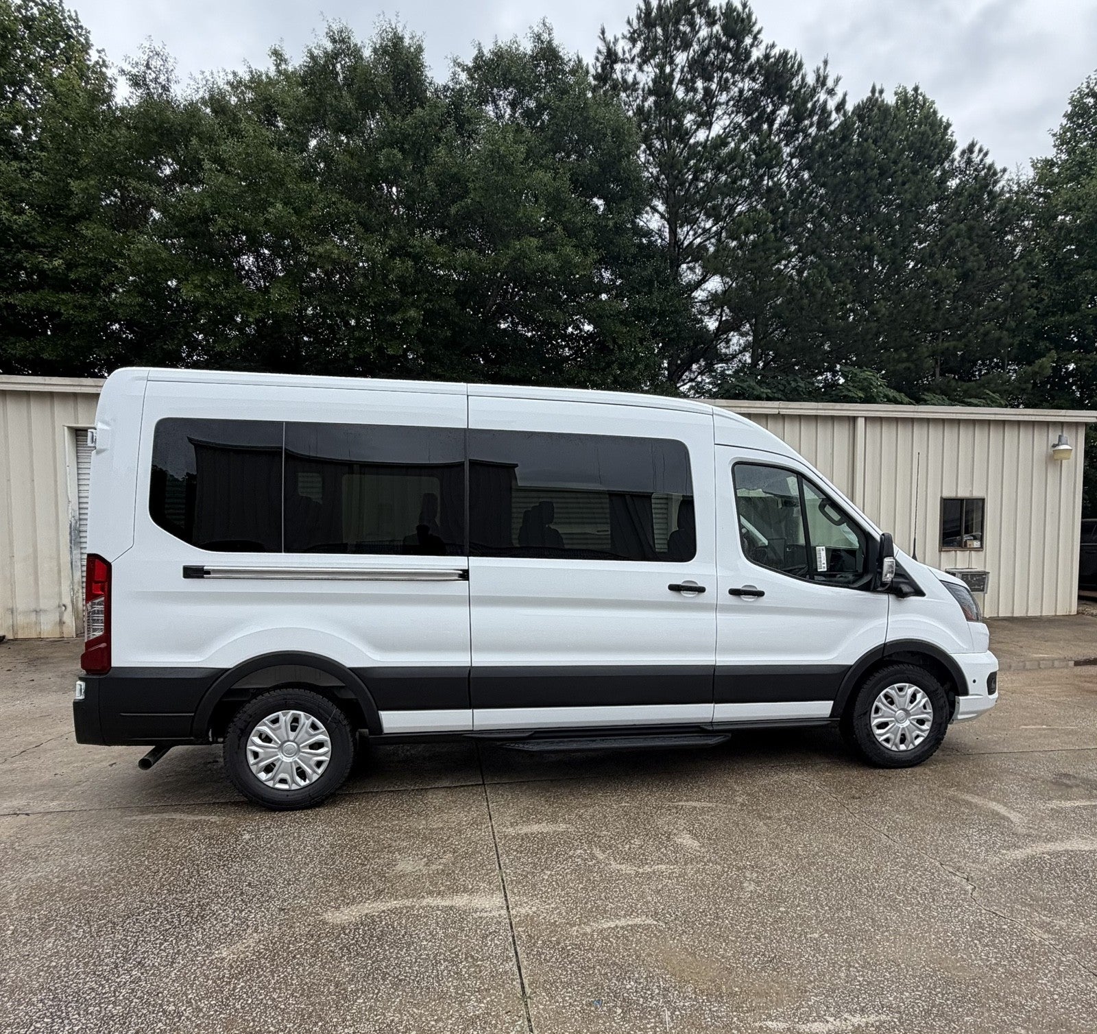 2026 Ford Transit Passenger Wagon T-350 148 MED ROOF XL RW