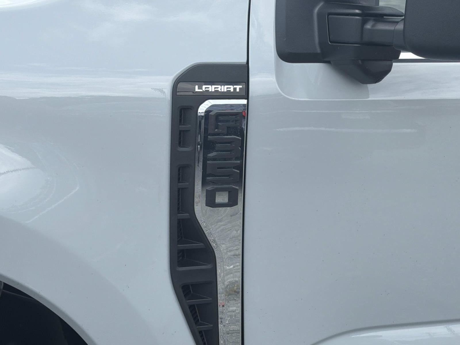 2026 Ford Super Duty F-350 DRW LARIAT 4WD CREW CAB 8' BO