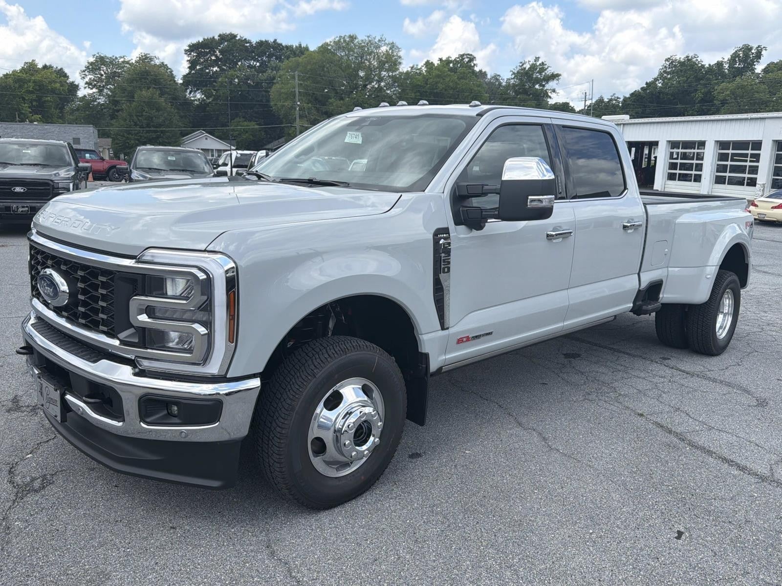 2026 Ford Super Duty F-350 DRW LARIAT 4WD CREW CAB 8' BO
