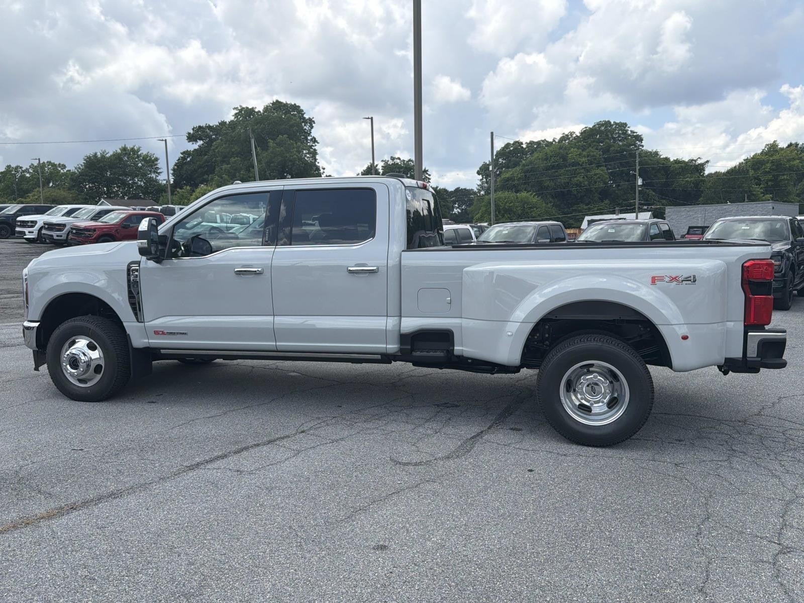 2026 Ford Super Duty F-350 DRW LARIAT 4WD CREW CAB 8' BO