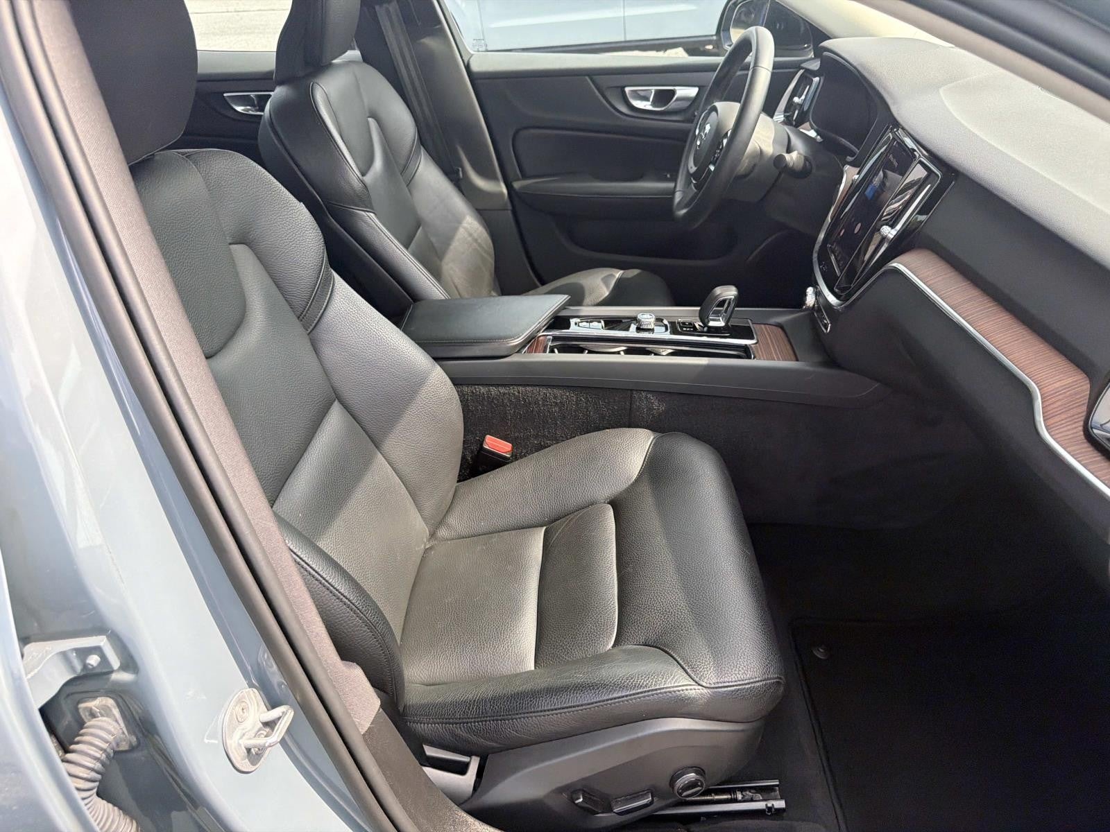 2024 Volvo S60 Plus Dark Theme