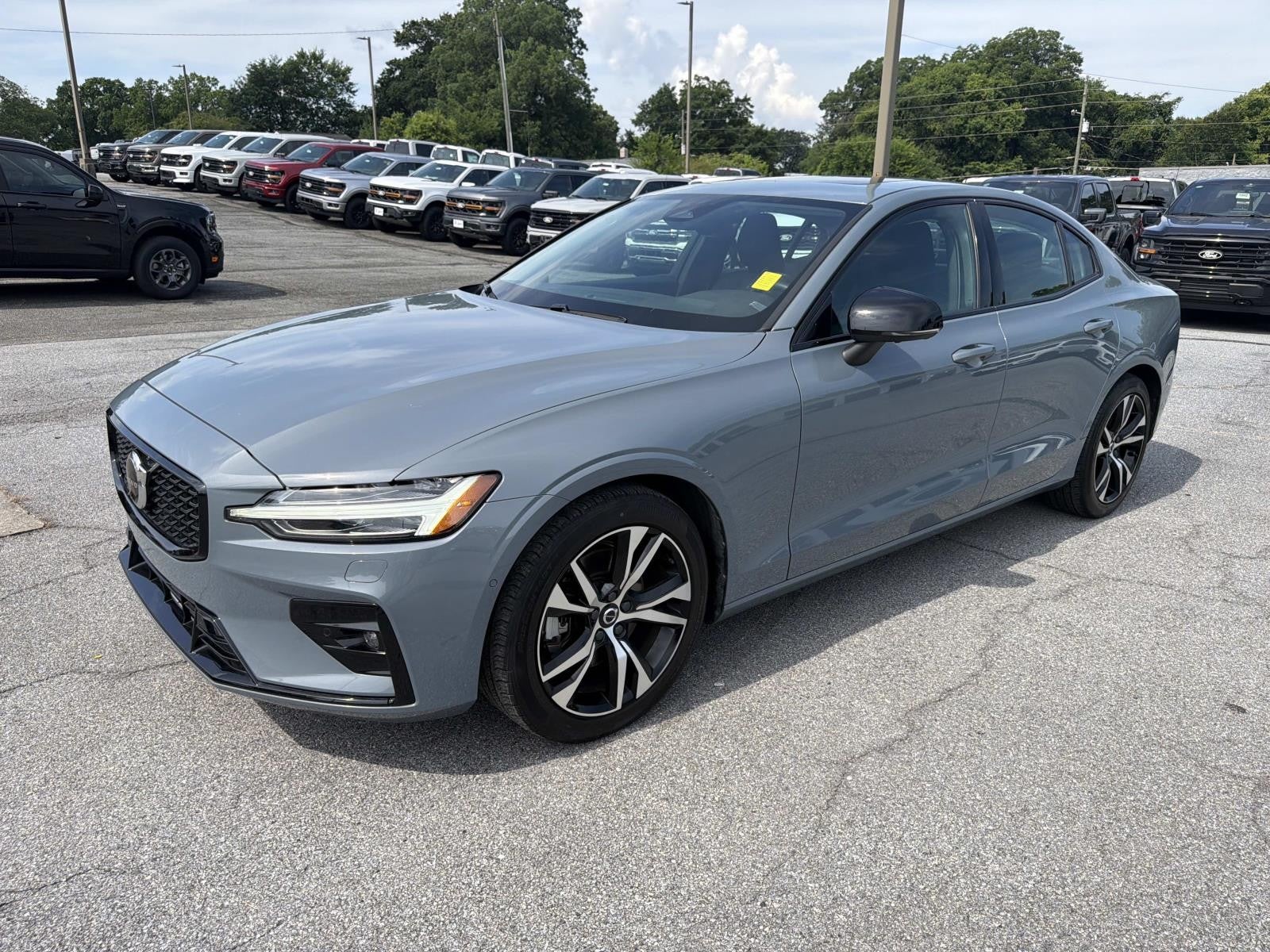 2024 Volvo S60 Plus Dark Theme