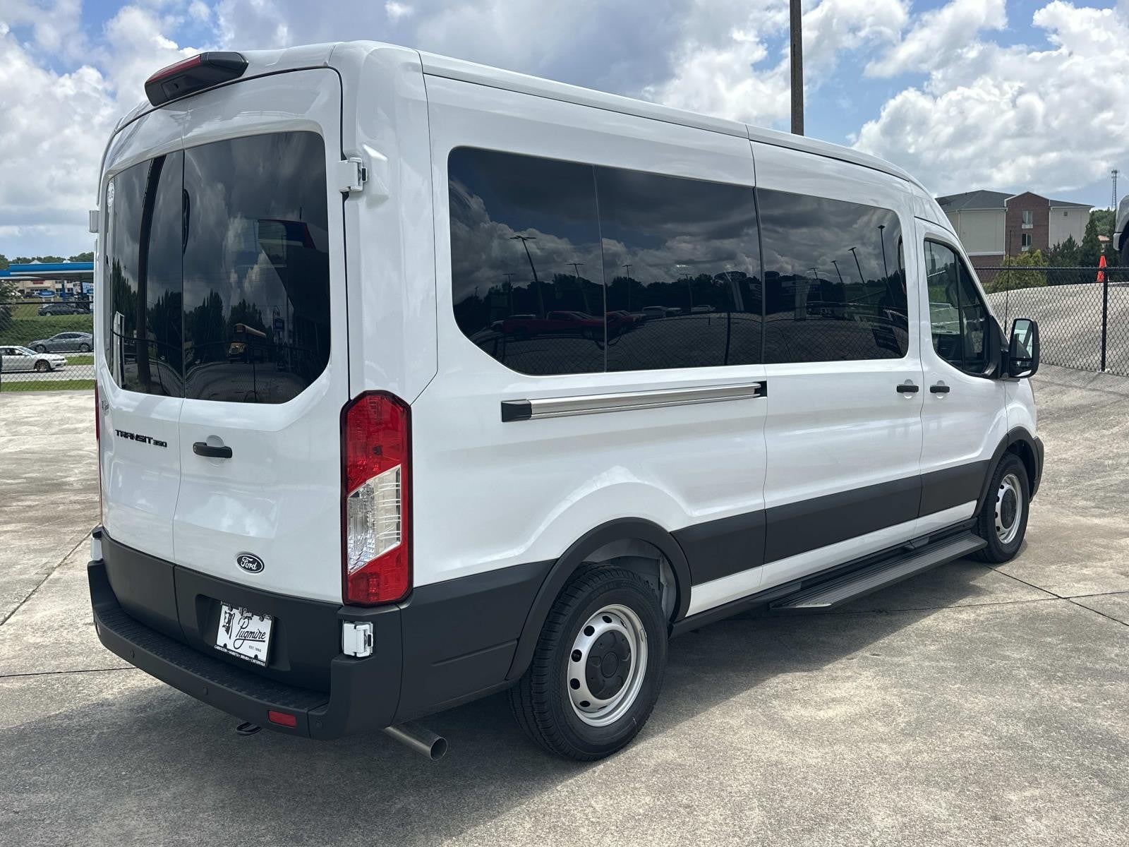 2026 Ford Transit Passenger Wagon T-350 148 MED ROOF XL RW