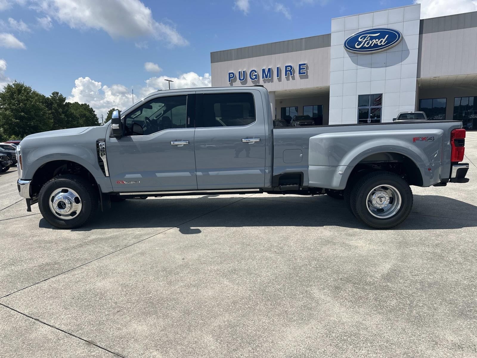 2026 Ford Super Duty F-350 DRW LARIAT 4WD CREW CAB 8' BO