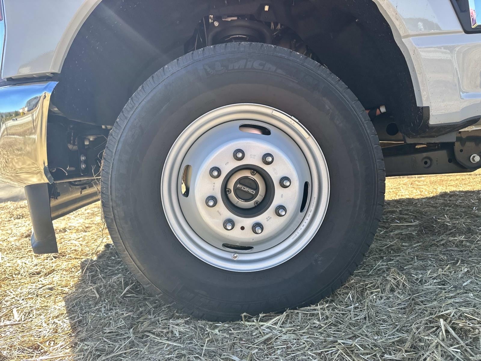 2025 Ford Super Duty F-350 DRW XLT 4WD CREW CAB 8' BOX